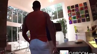 นักกล้ามโดนควยใหญ่ทำลาย