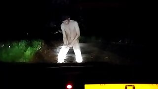 Echo a Dechris del coche desnudo y lloviendo y no le dejo volver hasta haberse corrido y comido su lefa, iluminado por los faros del coche y con otros coches pasando