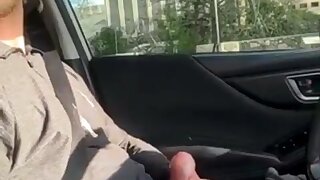 Guy wanks in his car and cum with people wanking past the window