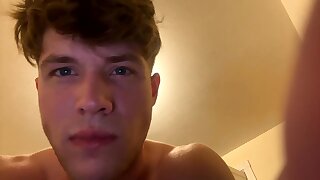 He shows off his ass and hole on the bed