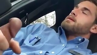 Hot dude wank his big coock in car