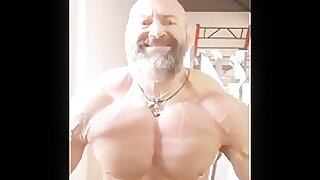 Who´s this huge muscle daddy?