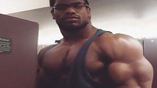 Muscle biceps enormes