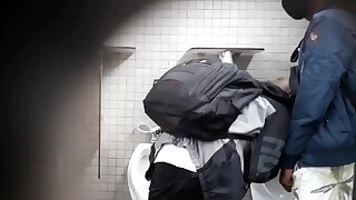 Espiando rolas macho no banheiro