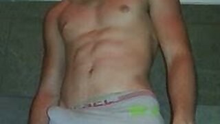 Óscar Villalobos mae de Costa Rica bien templado con la pinga parada dentro del bóxer