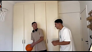 FIZ UMA BRINCADEIRA E ELE PERDEU TEVE QUE PAGAR COM O CU