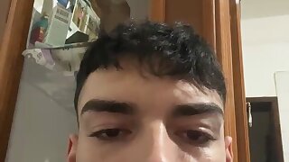 Ragazzo italiano mostra il cazzo