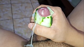 Haci&eacute;ndome una paja con un pepino