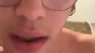 Twink bel fisico si spoglia