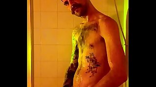 Lucca tomando banho