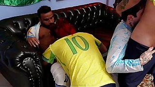 4 amigos foram ver jogo da copa do mundo e virou putaria &lpar;COMPLETO NO RED&rpar;