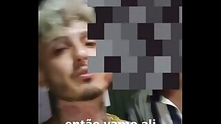 Novinho negro topou o presente surpresa e acabou levando rola na sala escura