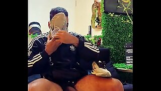 Masturbating with smelly feet