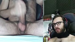 Miren esa cara de placer&excl; Gay Argentino masturbandose y eyaculando gran carga&period;