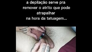 Tatuagem na base do pau do novinho terminou com a m&atilde;o dele no meu volume